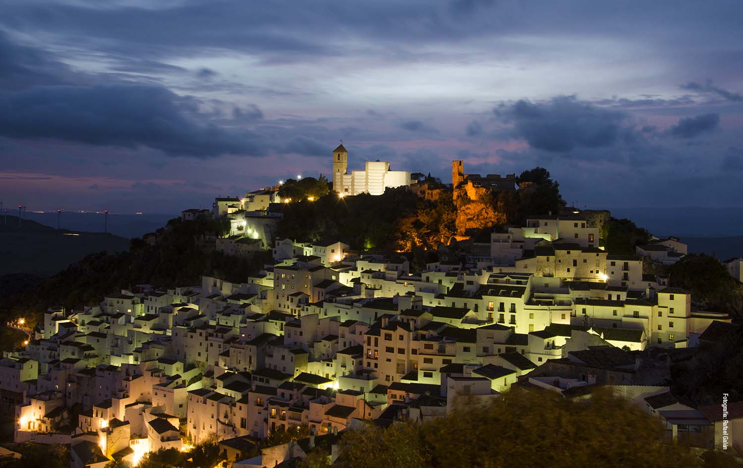 Casares con las últimas luces del crepúsculo (Autor: Rafael Galán)