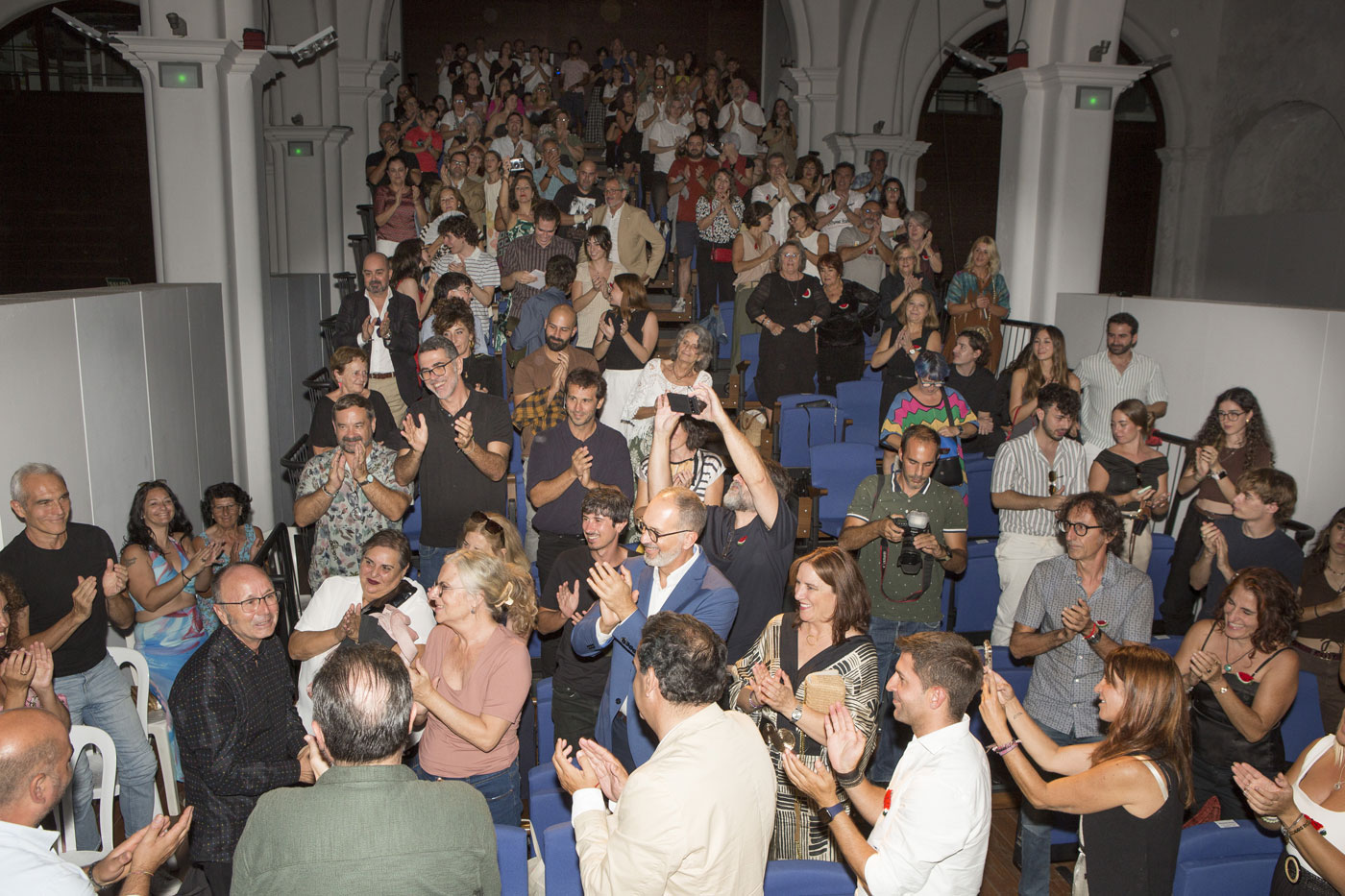 El publico asistente a la Gala de Clausura del XII Festival Nuevo Cine Andaluz de Casares, ovaciona al periodista Manolo Bellido (Casares, 2025)
