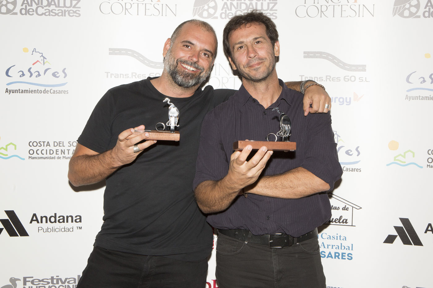 Alexis Morante y Manu Trillo reciben sus Pajarracos por '¿Es el enemigo?', premio del público Mejor Largometraje de Ficción, y 'La Marisma', premio del Jurado Mejor largometraje documental