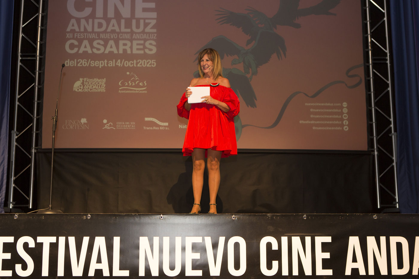 La actriz Maribel Salas condujo la gala de Clausura del XII Festival Nuevo Cine Andaluz (Casares, 2025)