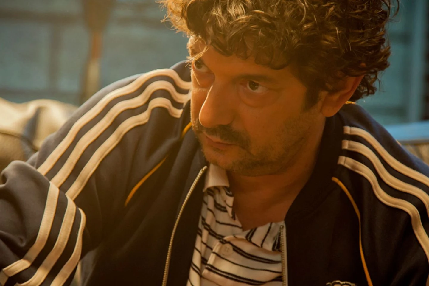 Tarde para la ira (2016), de Raúl Arévalo, Manolo Solo interpretando a Triana, personaje por el que recibió el Premio Goya como actor de reparto Tarde para la ira (2016), de Raúl Arévalo, Manolo Solo interpretando a Triana, personaje por el que recibió el Premio Goya como actor de reparto