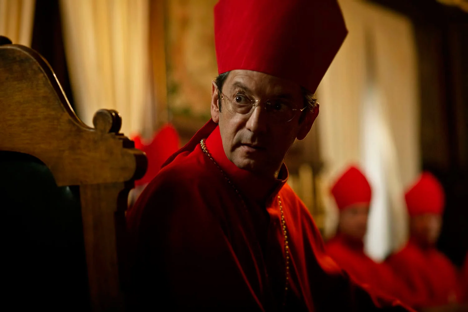 30 monedas (2020-2023), de Álex de la Iglesia, Manolo Solo interpretando al cardenal Fabio Santoro 30 monedas (2020-2023), de Álex de la Iglesia, Manolo Solo interpretando al cardenal Fabio Santoro