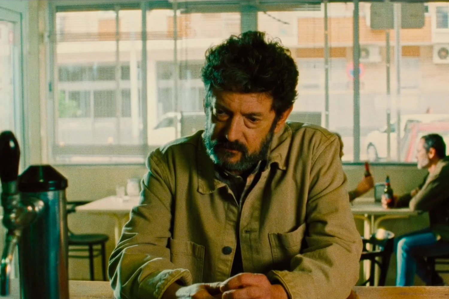 El cielo de los animales (2025), de Santi Amodeo, Manolo Solo interpretando a Benicio en el episodio titulado El hombre lagarto El cielo de los animales (2025), de Santi Amodeo, Manolo Solo interpretando a Benicio en el episodio titulado El hombre lagarto