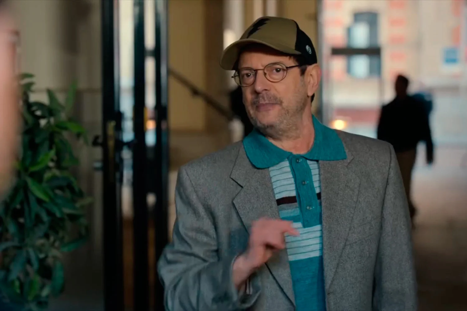 Episodio Un enfadado, en la serie Poquita fé (2025), dirigida por Pepón Montero, Manolo Solo interpretando al ciudadano enfadado que intenta realizar una gestión administrativa Episodio Un enfadado, en la serie Poquita fé (2025), dirigida por Pepón Montero, Manolo Solo interpretando al ciudadano enfadado que intenta realizar una gestión administrativa