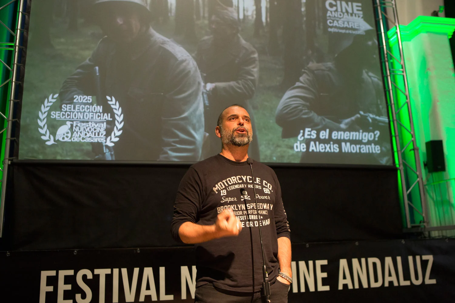 Alexis Morante durante la presentación de su película "Es el enemigo?" (Casares, octubre de 2025)