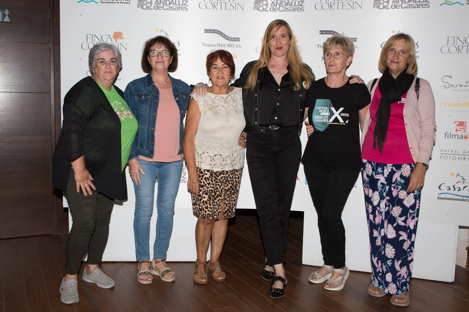 La actriz Sonia Barba fotografiándose en Casares junto a parte de las mujeres que integran la asociación de mujeres Grecina de Villarraguz
